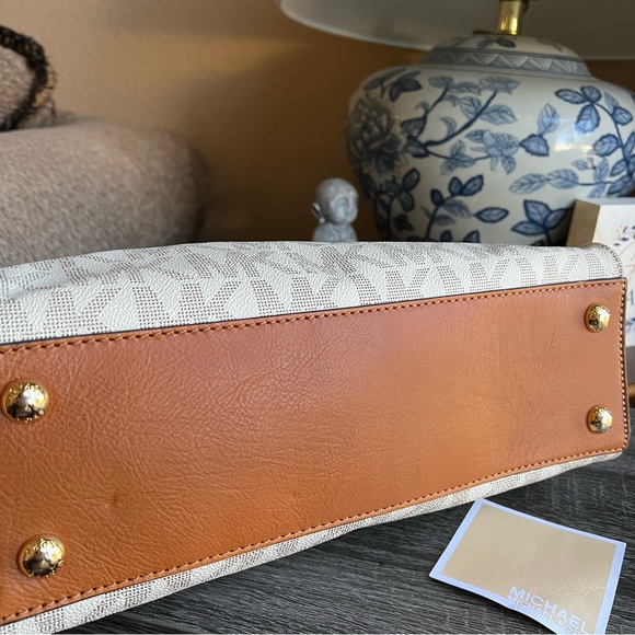 NEW! Michael Kors Hamilton Ivory Monogram Padlock Logo Satchel - Picture 8 of 13